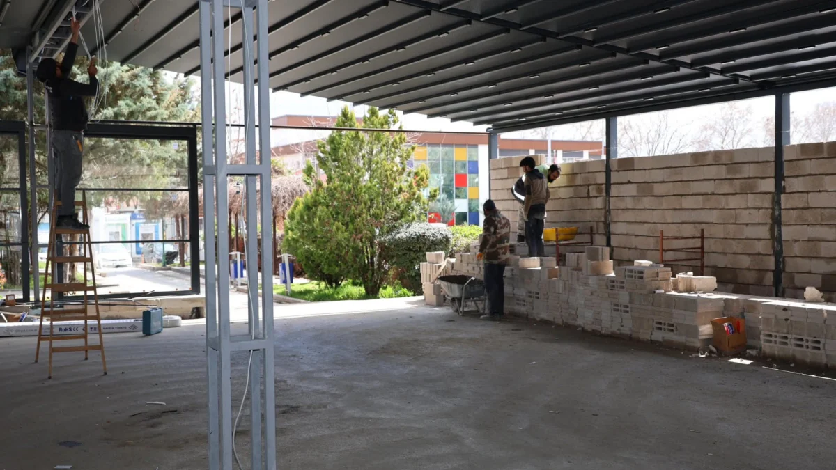 Başkan Ahmet Önal Müjdeyi Verdi: Cumhuriyet Meydanı Sosyal Tesisi Açılış İçin Gün Sayıyor