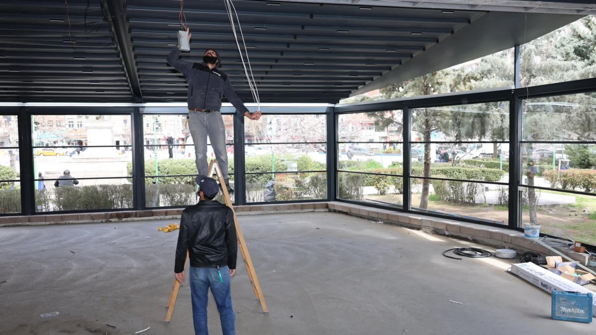 Başkan Ahmet Önal Müjdeyi Verdi: Cumhuriyet Meydanı Sosyal Tesisi Açılış İçin Gün Sayıyor