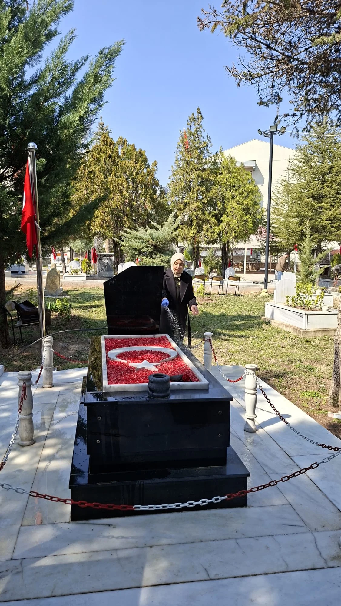 Kırıkkale’de Üniversiteli Gençlerden Anlamlı Ziyaret: Şehitlikte Bayram Öncesi Temizlik