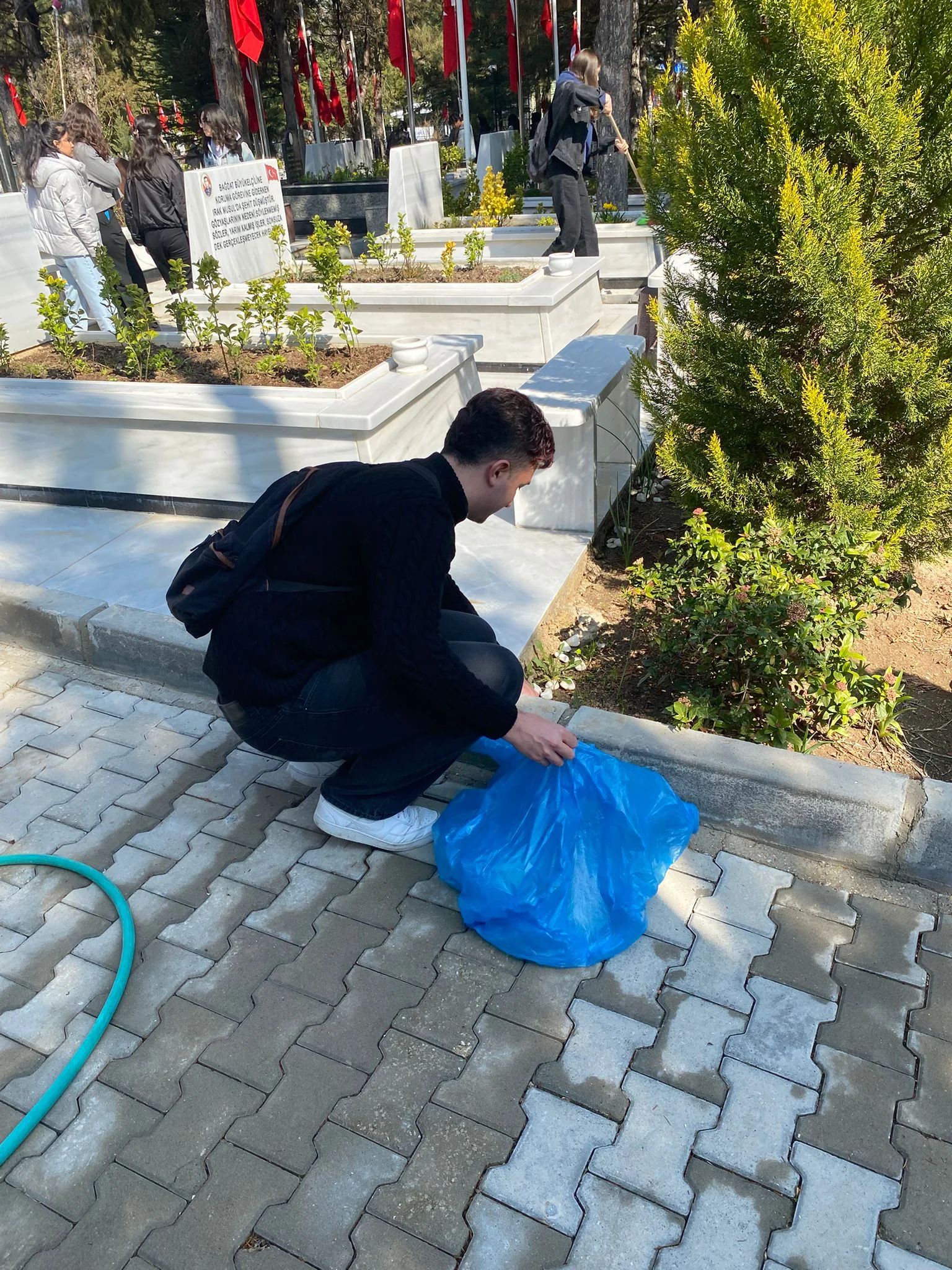 Kırıkkale’de Üniversiteli Gençlerden Anlamlı Ziyaret: Şehitlikte Bayram Öncesi Temizlik