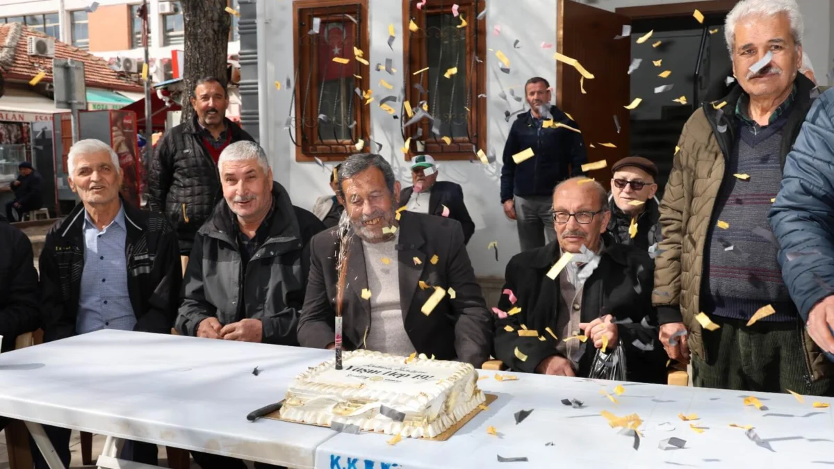 Kırıkkale’de Koca Çınarlara Vefa: Kırıkkale Belediyesi Yaşlılar İçin Pasta Kesti