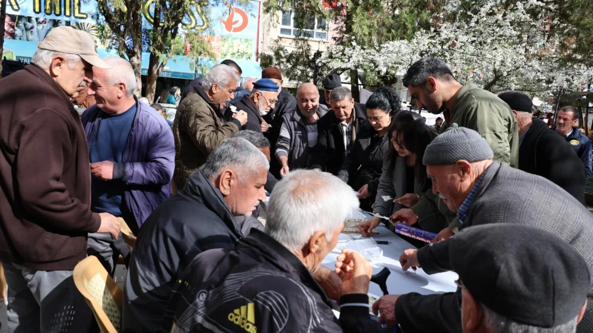 Kırıkkale’de Koca Çınarlara Vefa: Kırıkkale Belediyesi Yaşlılar İçin Pasta Kesti