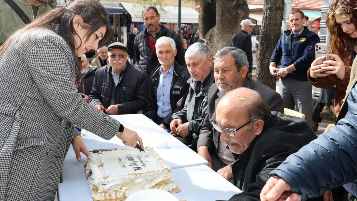 Kırıkkale’de Koca Çınarlara Vefa: Kırıkkale Belediyesi Yaşlılar İçin Pasta Kesti