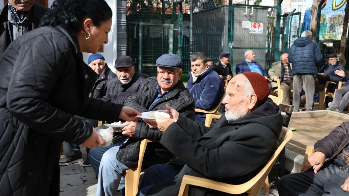 Kırıkkale’de Koca Çınarlara Vefa: Kırıkkale Belediyesi Yaşlılar İçin Pasta Kesti