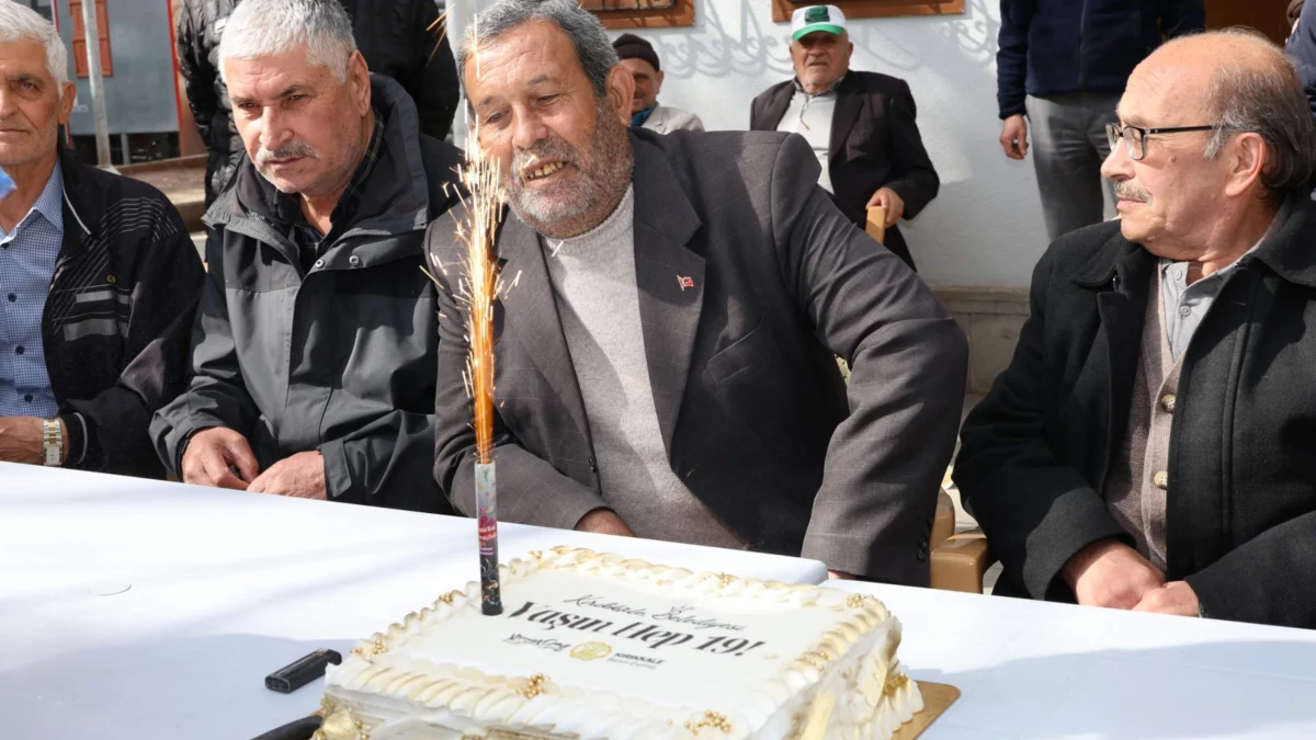 Kırıkkale’de Koca Çınarlara Vefa: Kırıkkale Belediyesi Yaşlılar İçin Pasta Kesti