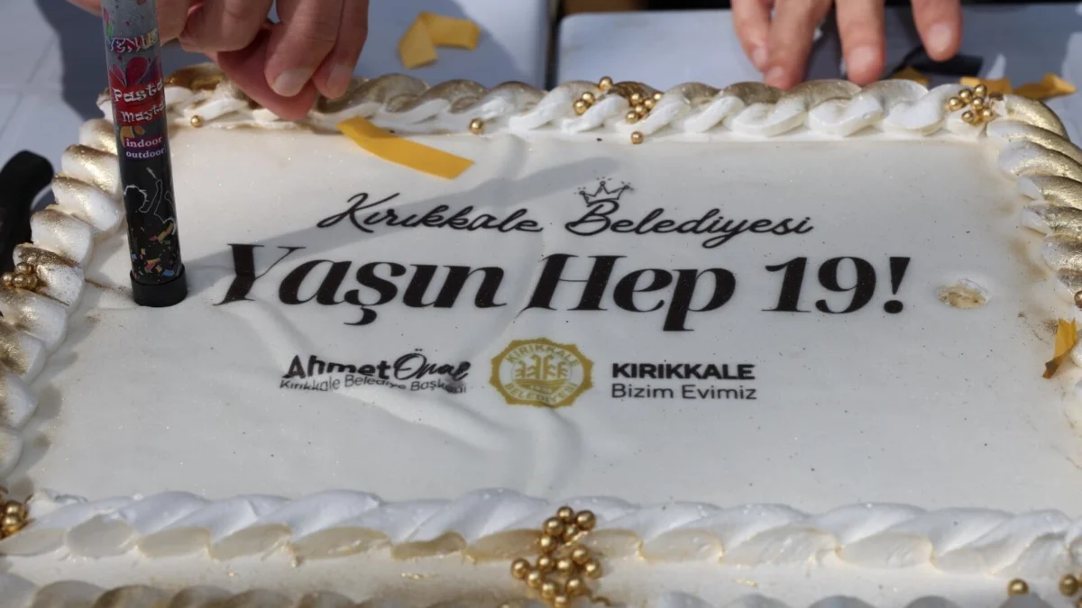 Kırıkkale’de Koca Çınarlara Vefa: Kırıkkale Belediyesi Yaşlılar İçin Pasta Kesti