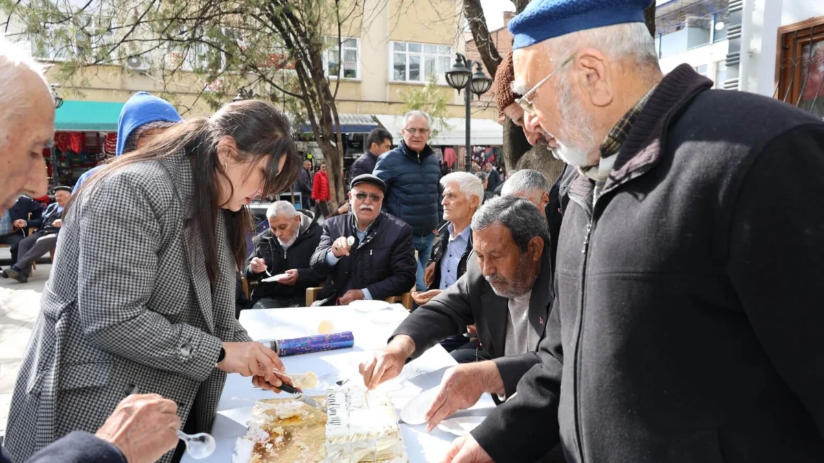 Kırıkkale’de Koca Çınarlara Vefa: Kırıkkale Belediyesi Yaşlılar İçin Pasta Kesti