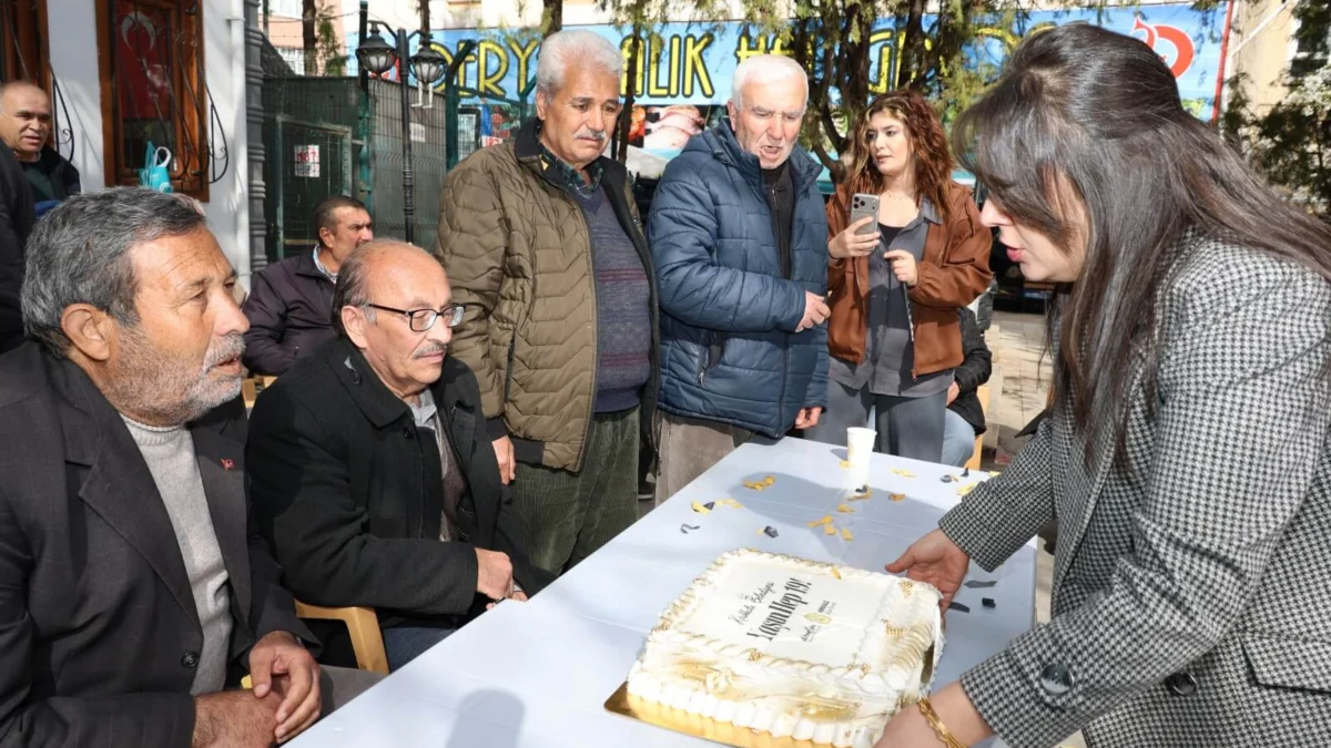 Kırıkkale’de Koca Çınarlara Vefa: Kırıkkale Belediyesi Yaşlılar İçin Pasta Kesti
