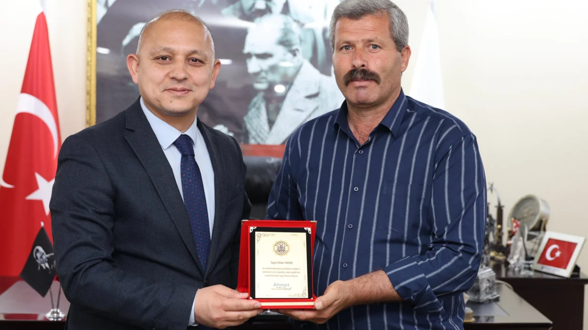 Başkan Ahmet Önal’dan Emekli Personele Vefa Plaketi