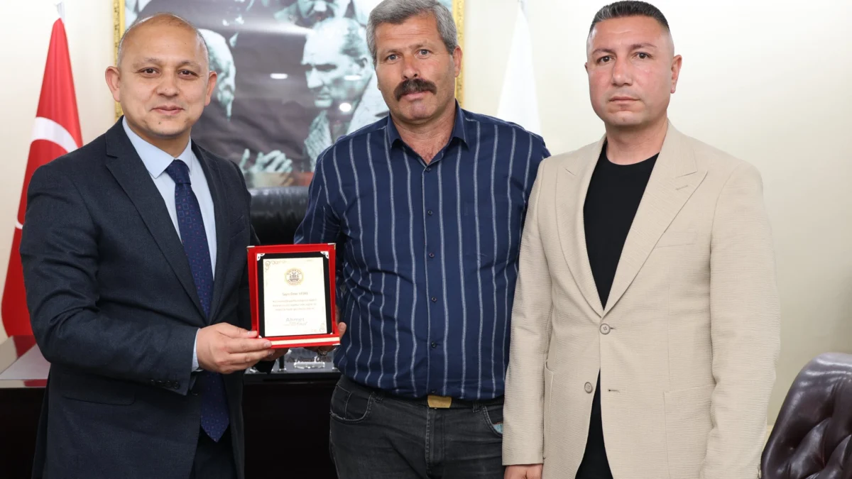 Başkan Ahmet Önal’dan Emekli Personele Vefa Plaketi