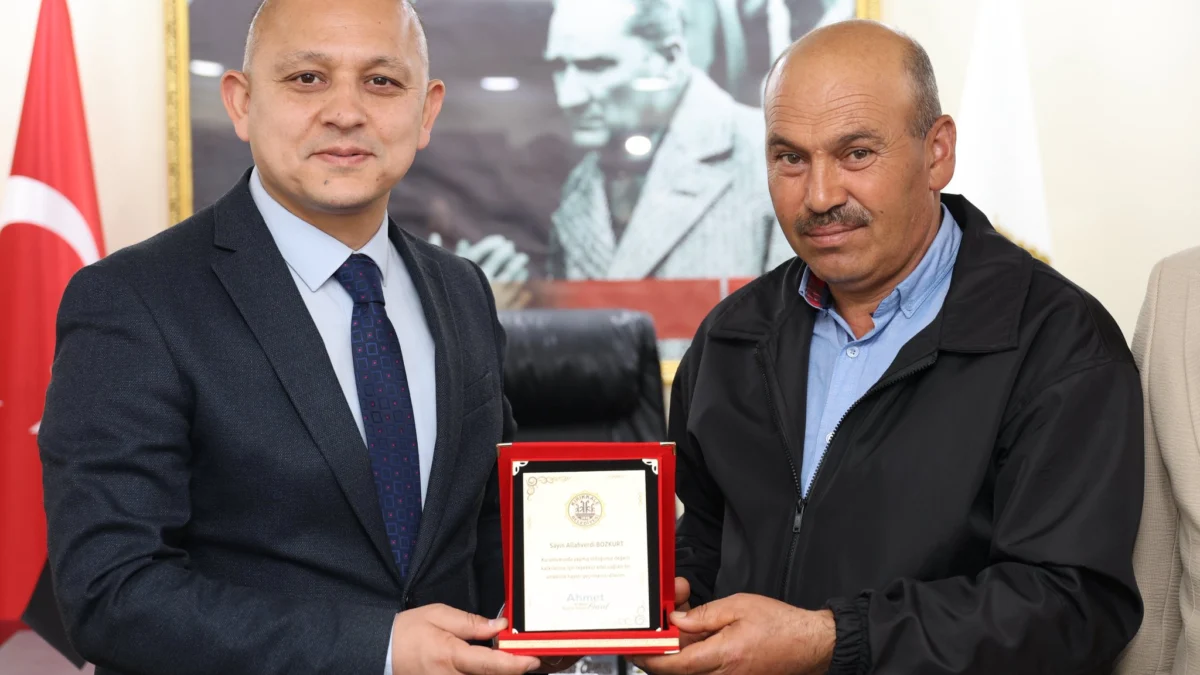 Başkan Ahmet Önal’dan Emekli Personele Vefa Plaketi