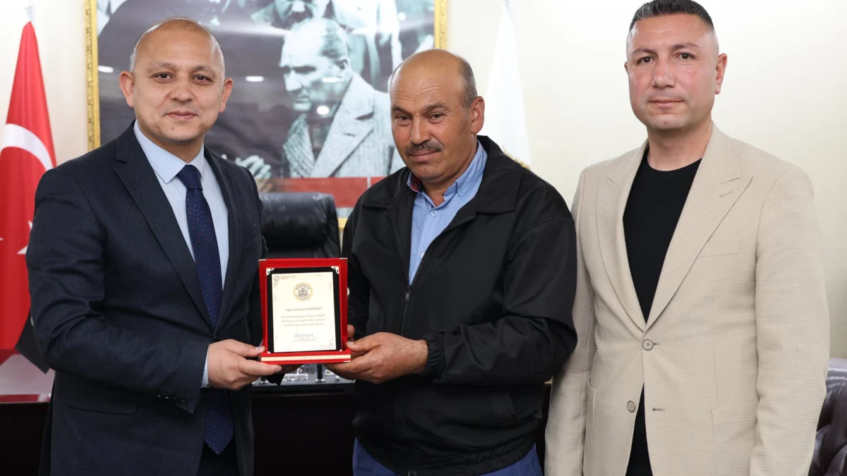 Başkan Ahmet Önal’dan Emekli Personele Vefa Plaketi