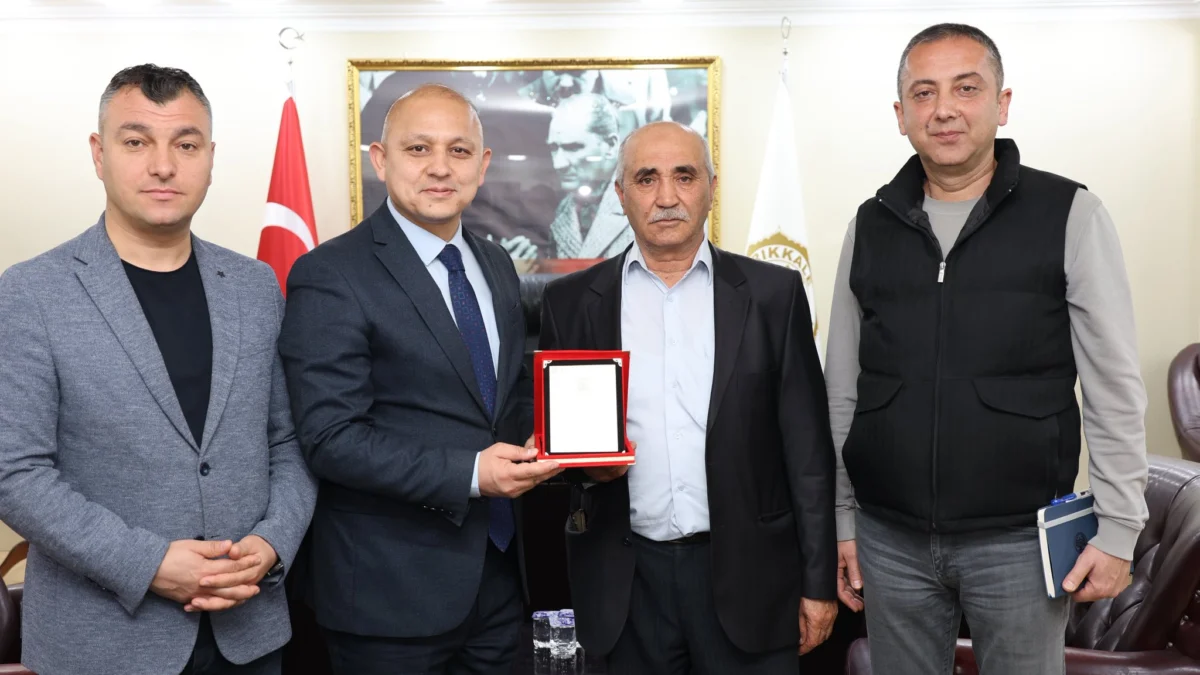 Başkan Ahmet Önal’dan Emekli Personele Vefa Plaketi