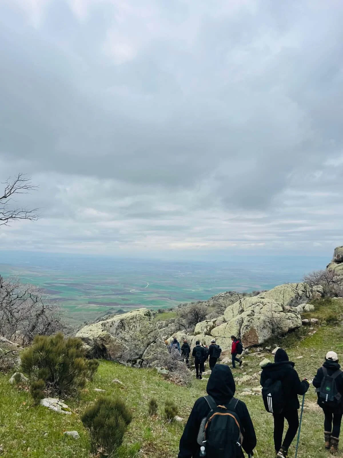 Kırıkkale BOZDAK’tan Anlamlı Yürüyüş: Barek Dağı’nda “Eğitimde Şiddete Hayır” Mesajı