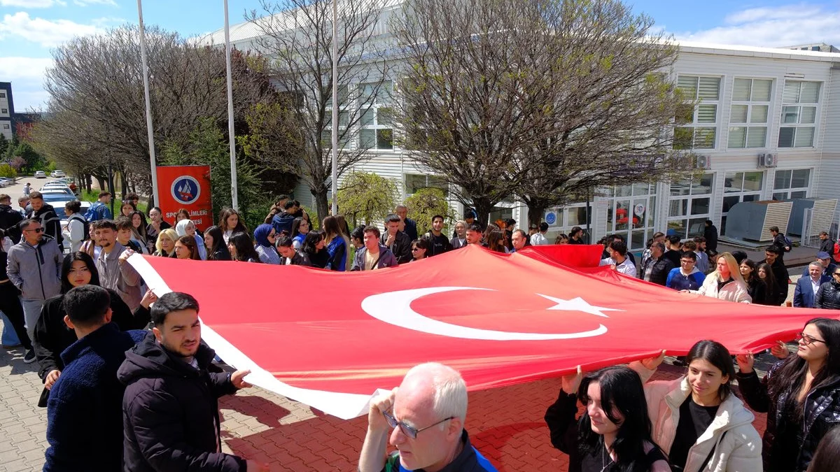 Kırıkkale Üniversitesi’nde Şehitler İçin Anlamlı Yürüyüş: Gençler Şehitleri Unutmadı
