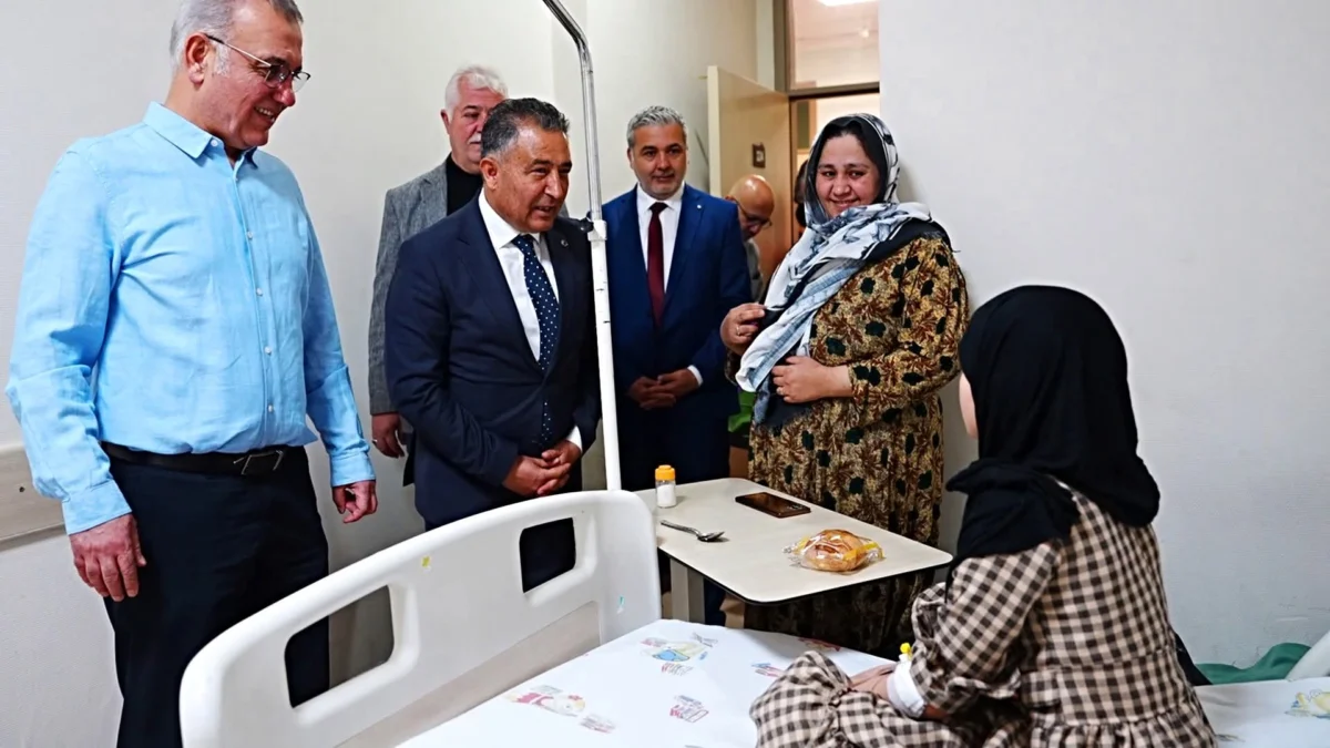 Kırıkkale’de Hastanede Tedavi Gören Çocuklara 23 Nisan Sürprizi: Bayram Coşkusu Odalara Taşındı