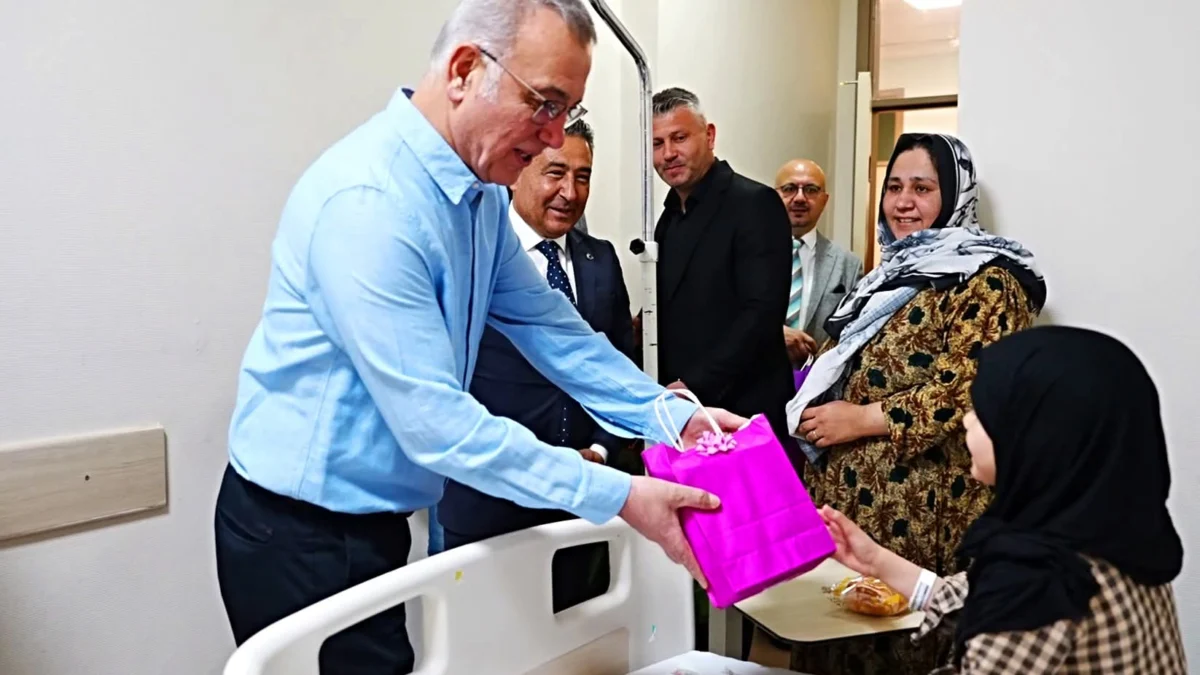 Kırıkkale’de Hastanede Tedavi Gören Çocuklara 23 Nisan Sürprizi: Bayram Coşkusu Odalara Taşındı