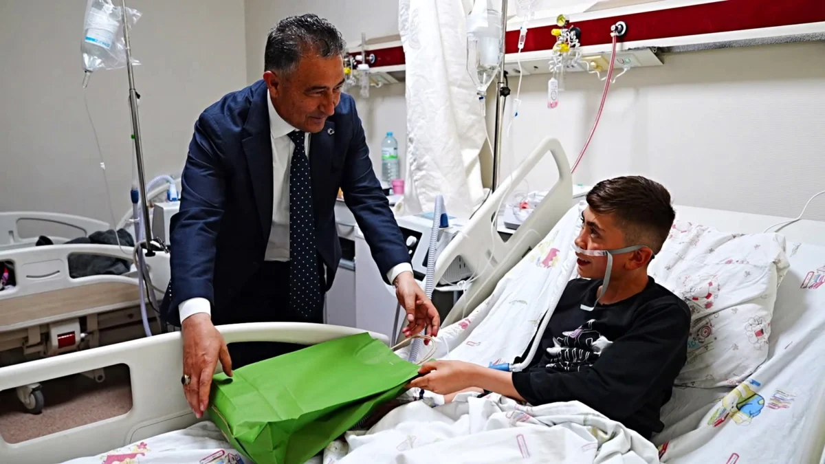 Kırıkkale’de Hastanede Tedavi Gören Çocuklara 23 Nisan Sürprizi: Bayram Coşkusu Odalara Taşındı