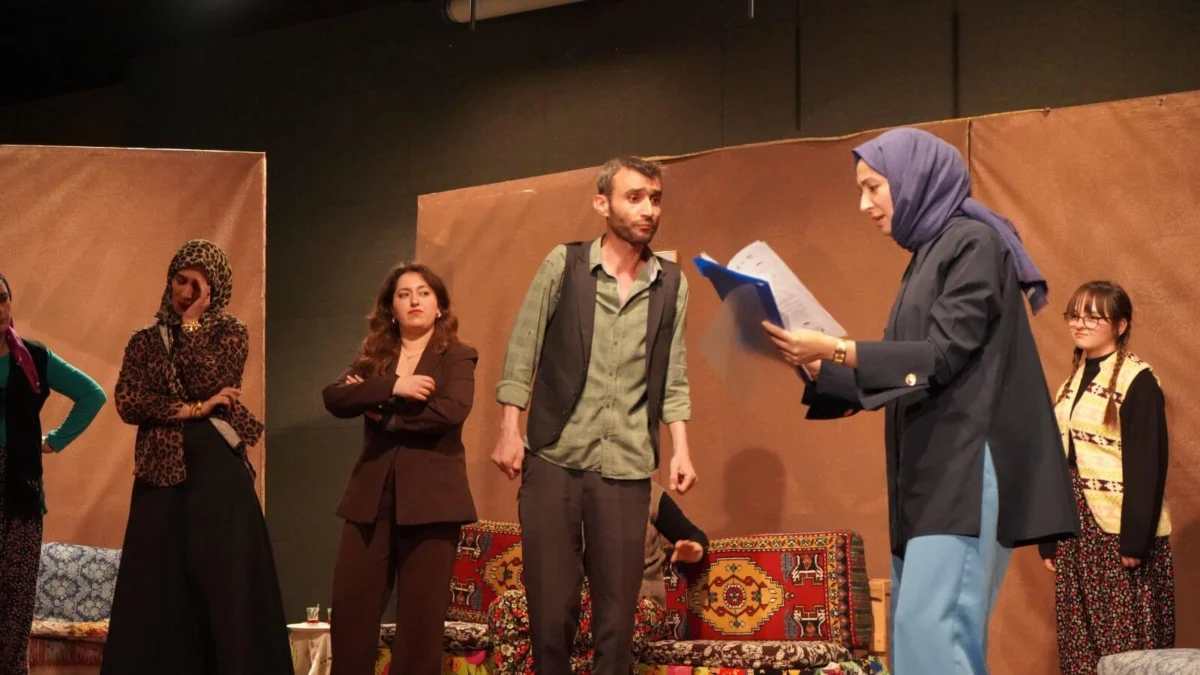 Kırıkkale’de Tiyatroya Büyük İlgi: “Muhsin Baba’ya Vefa” Ayakta Alkışlandı