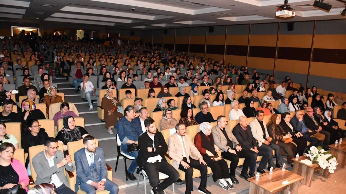 Kırıkkale’de Tiyatroya Büyük İlgi: “Muhsin Baba’ya Vefa” Ayakta Alkışlandı