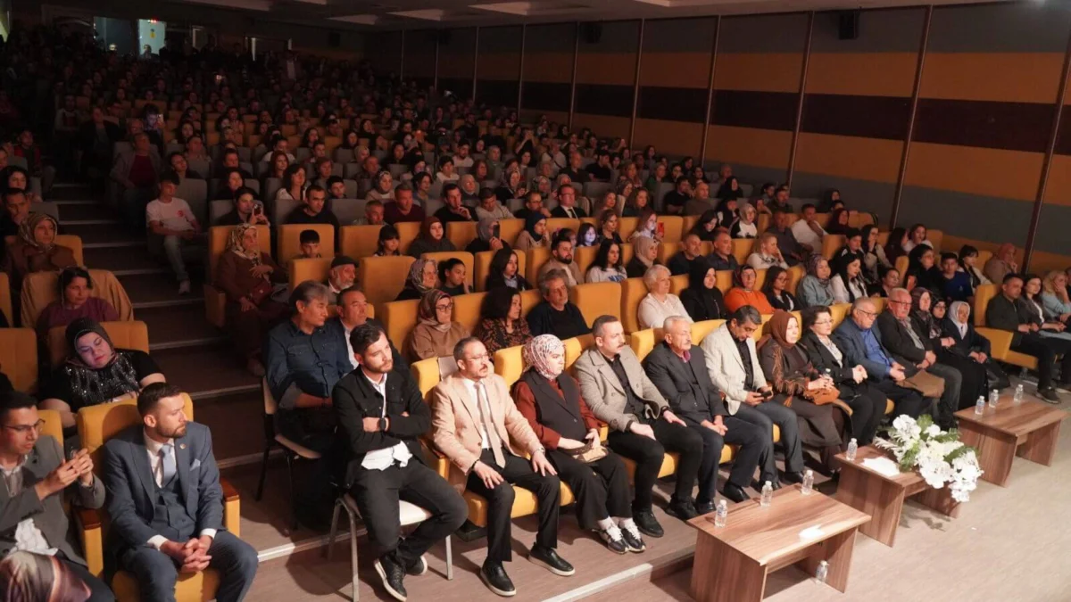 Kırıkkale’de Tiyatroya Büyük İlgi: “Muhsin Baba’ya Vefa” Ayakta Alkışlandı