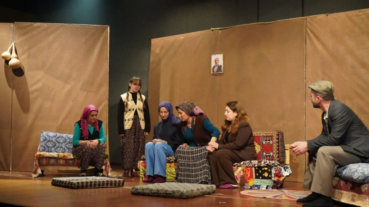 Kırıkkale’de Tiyatroya Büyük İlgi: “Muhsin Baba’ya Vefa” Ayakta Alkışlandı