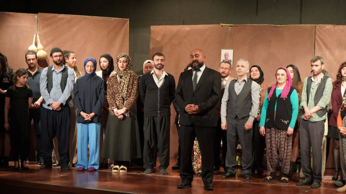 Kırıkkale’de Tiyatroya Büyük İlgi: “Muhsin Baba’ya Vefa” Ayakta Alkışlandı