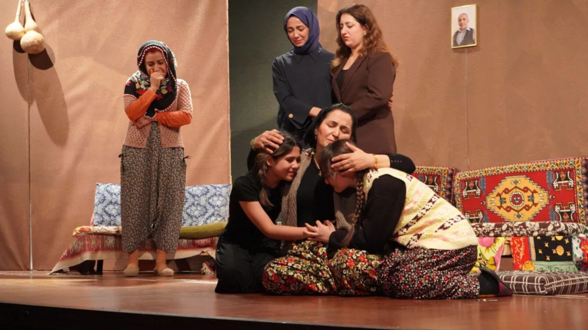 Kırıkkale’de Tiyatroya Büyük İlgi: “Muhsin Baba’ya Vefa” Ayakta Alkışlandı