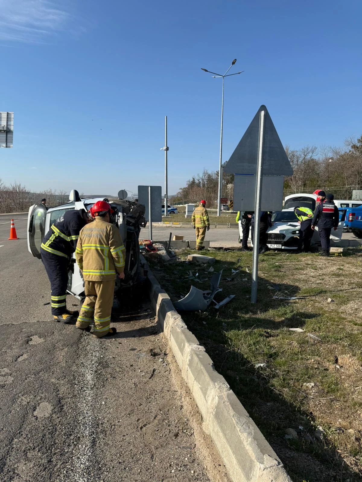 Kırıkkale Tüpraş Lojmanlar Kavşağı’nda Kaza: Vatandaşlar Yaralıyı Araçtan Çıkardı