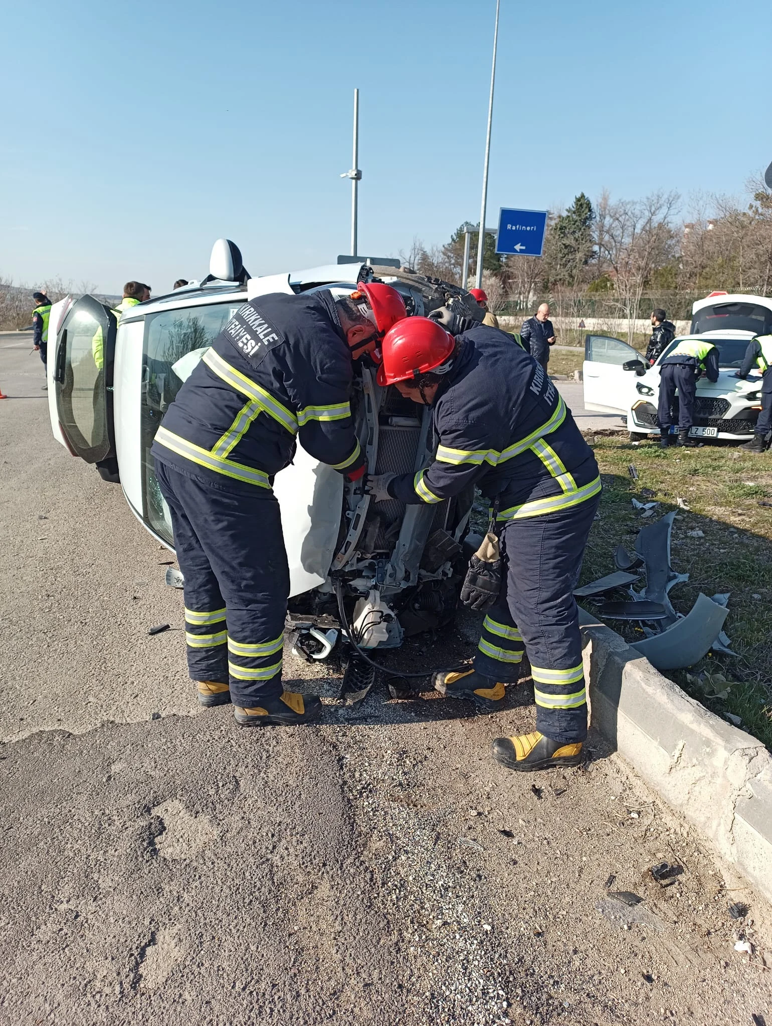 Kırıkkale Tüpraş Lojmanlar Kavşağı’nda Kaza: Vatandaşlar Yaralıyı Araçtan Çıkardı
