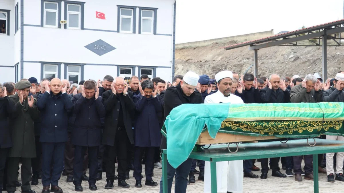 Şehit Annesi Karkız Şahin Son Yolculuğuna Uğurlandı
