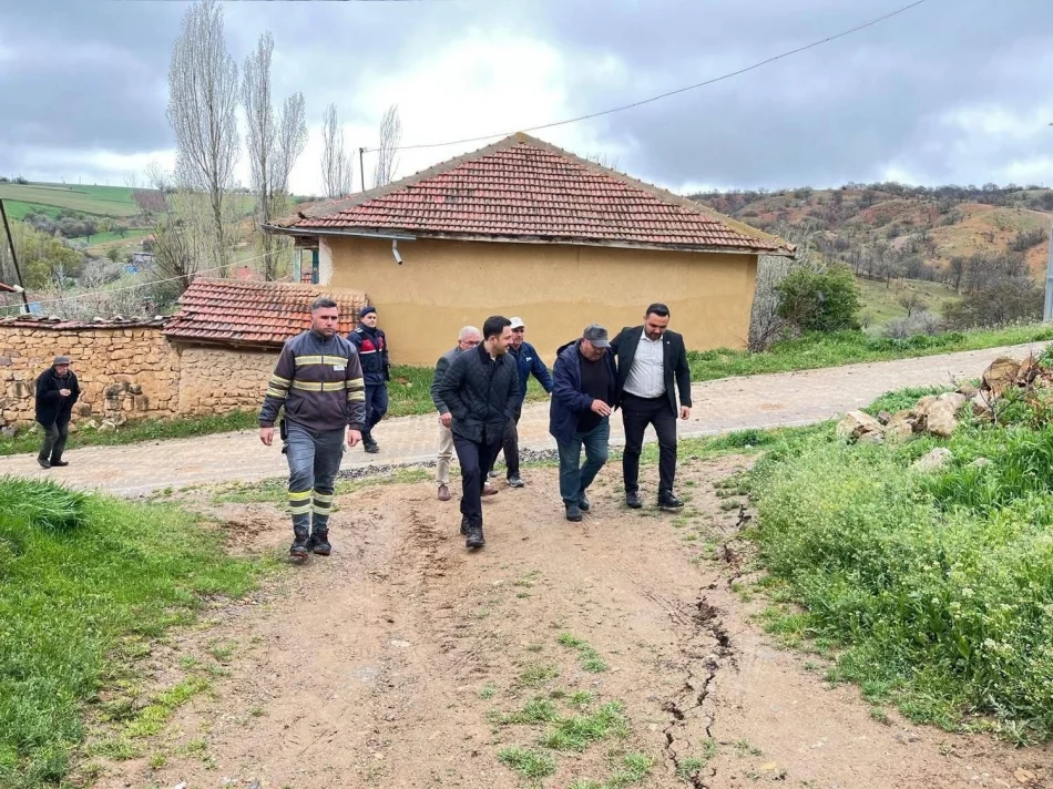 Derekışla Köyünde Sağanak Sonrası Korkutan Görüntü: Toprak Yarıldı, 9 Ev Hasar Gördü