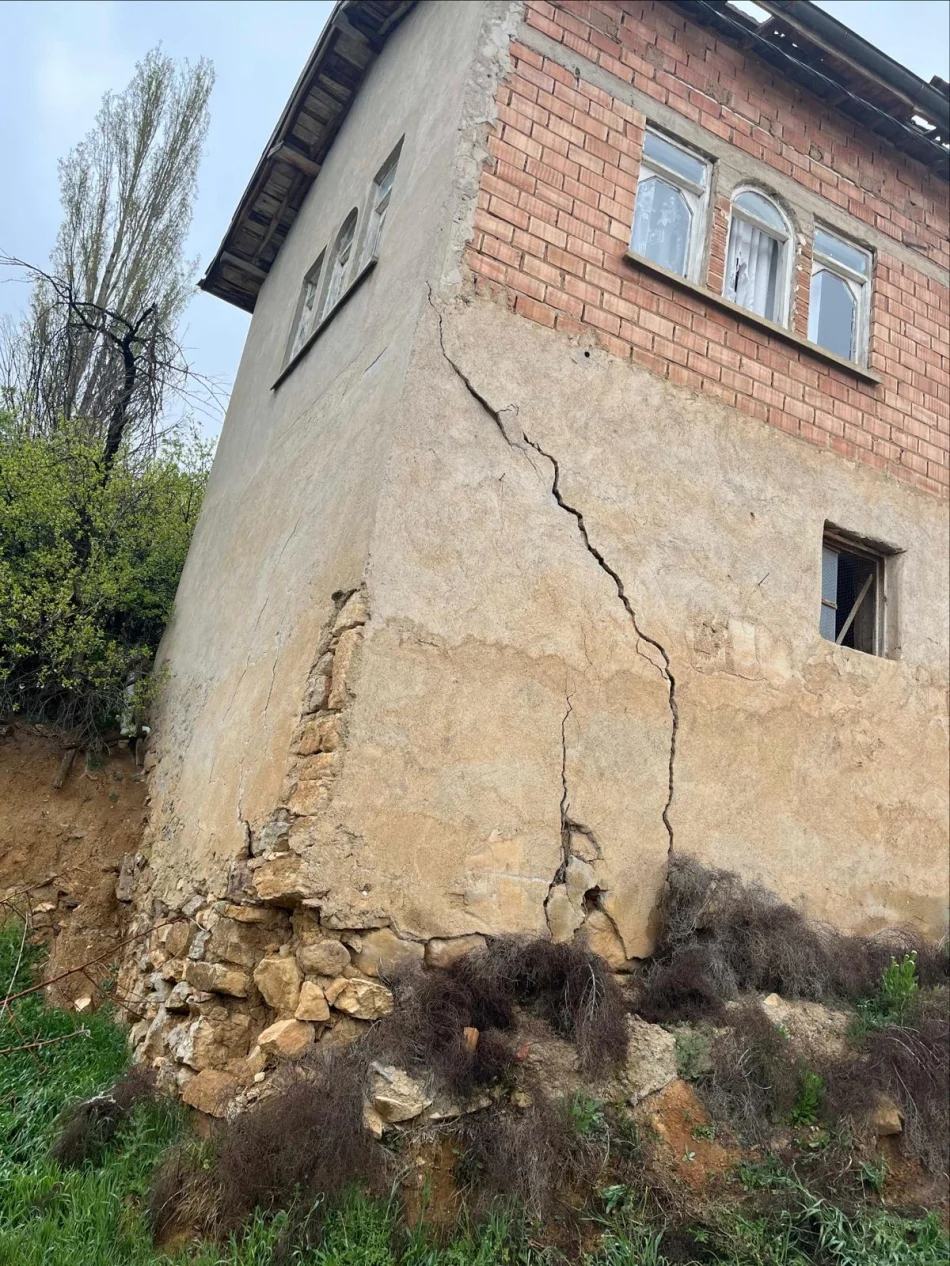 Derekışla Köyünde Sağanak Sonrası Korkutan Görüntü: Toprak Yarıldı, 9 Ev Hasar Gördü