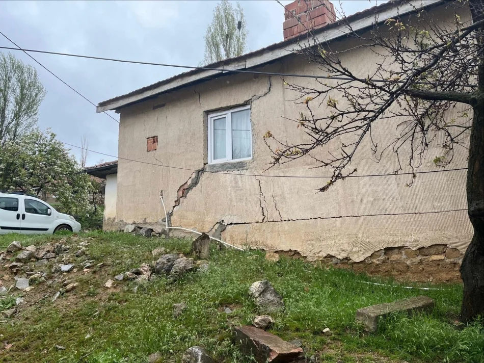 Derekışla Köyünde Sağanak Sonrası Korkutan Görüntü: Toprak Yarıldı, 9 Ev Hasar Gördü