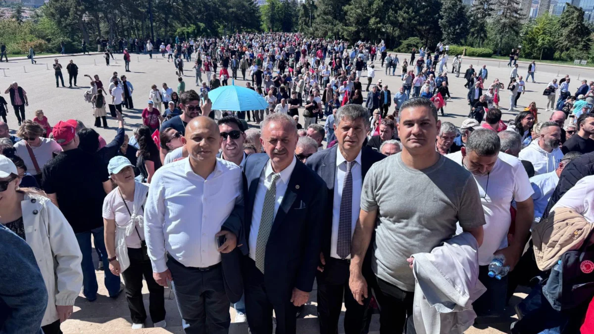Ahmet Önal ve Onur Yüksel Bozdağ, Ankara’daki Özgür Özel’in Bayramlaşma Programına Katıldı