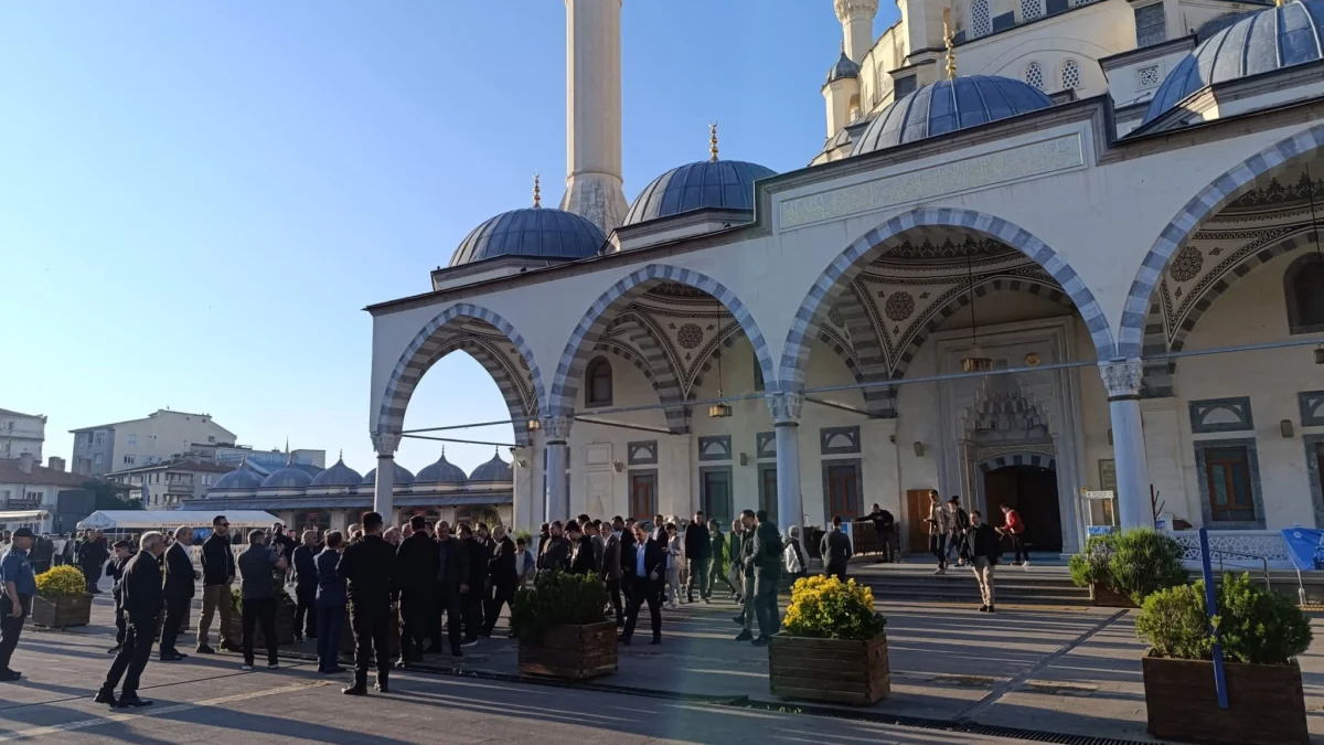 Kırıkkale Nur Camii’nde Bayram Coşkusu: Protokol ve Vatandaşlar Bayramlaştı