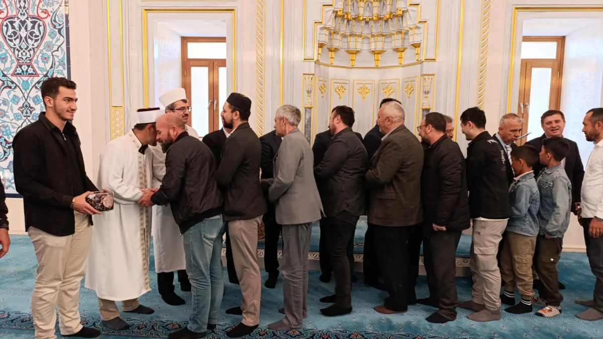 Kırıkkale Nur Camii’nde Bayram Coşkusu: Protokol ve Vatandaşlar Bayramlaştı