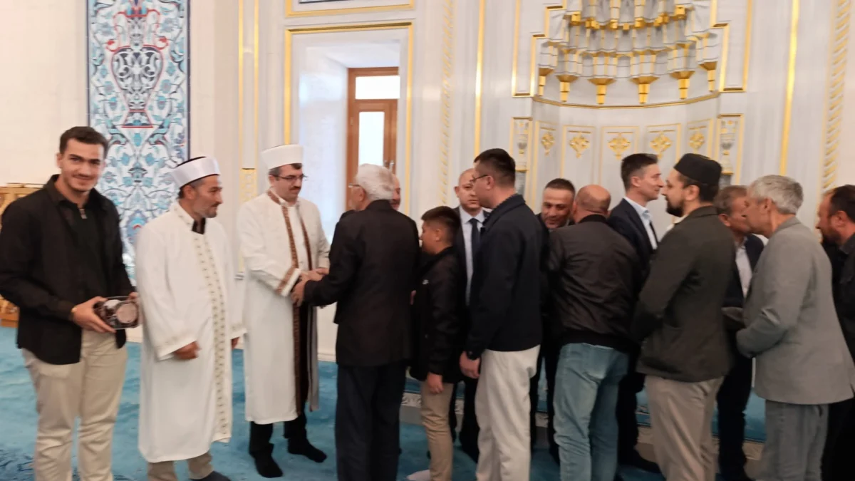 Kırıkkale Nur Camii’nde Bayram Coşkusu: Protokol ve Vatandaşlar Bayramlaştı