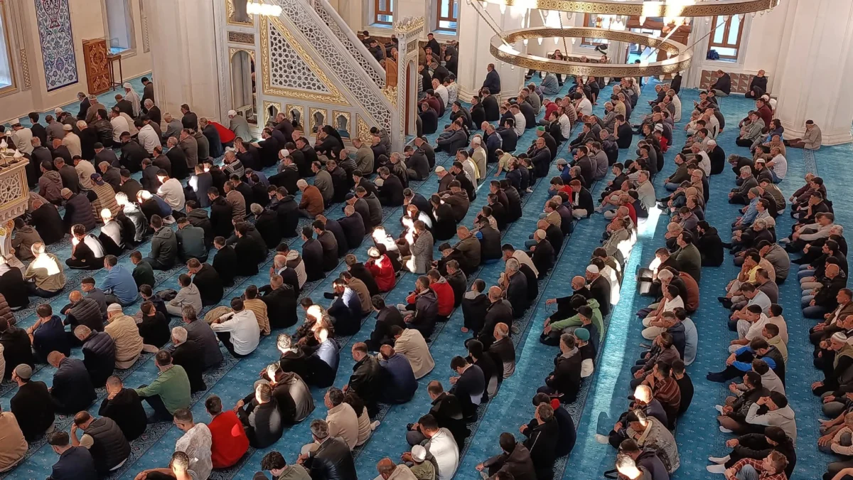 Kırıkkale Nur Camii’nde Bayram Coşkusu: Protokol ve Vatandaşlar Bayramlaştı