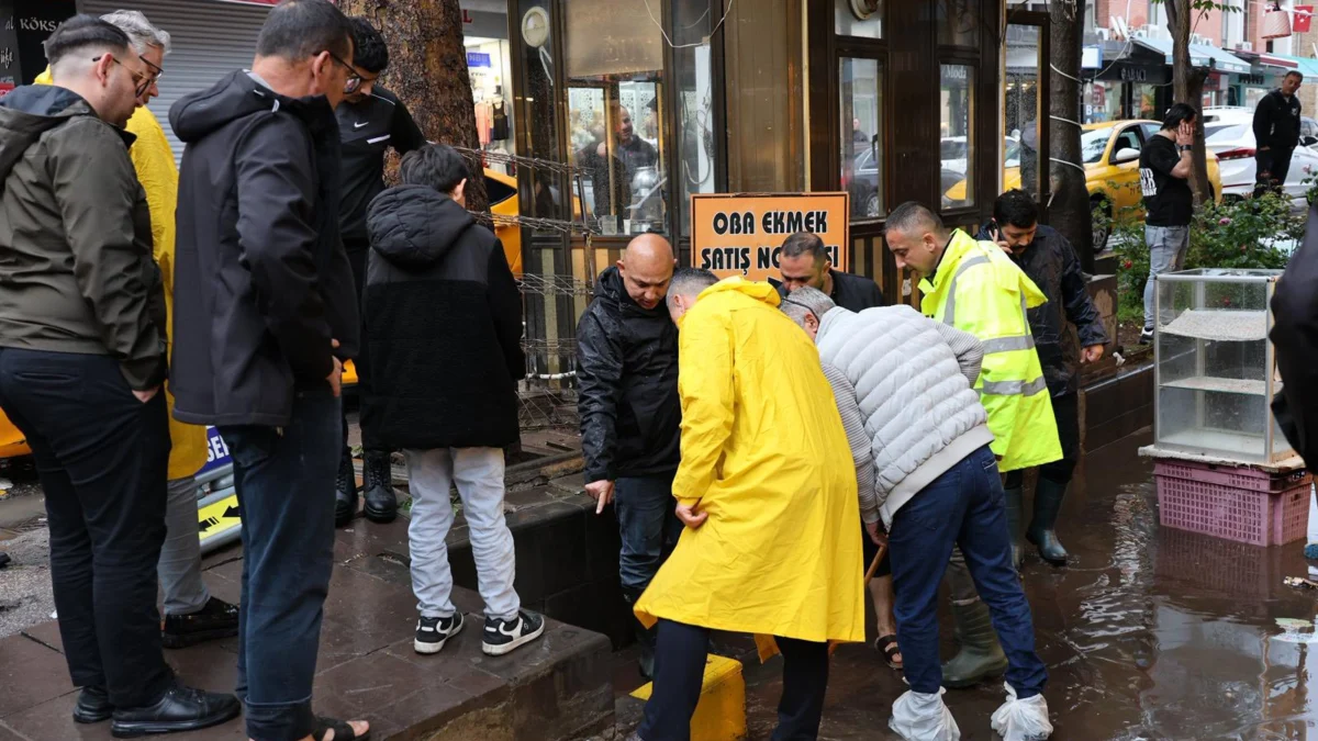 Kırıkkale’de Sağanak Yağış Hayatı Felç Etti: Belediye Ekipleri Seferber Oldu!