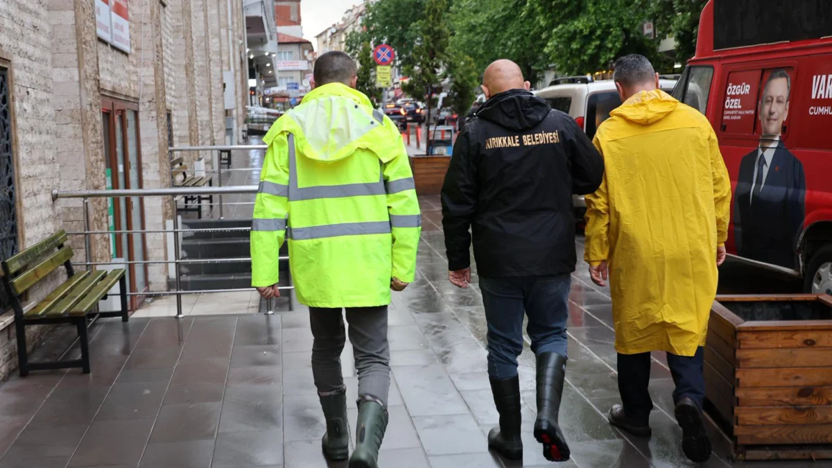 Kırıkkale’de Sağanak Yağış Hayatı Felç Etti: Belediye Ekipleri Seferber Oldu!