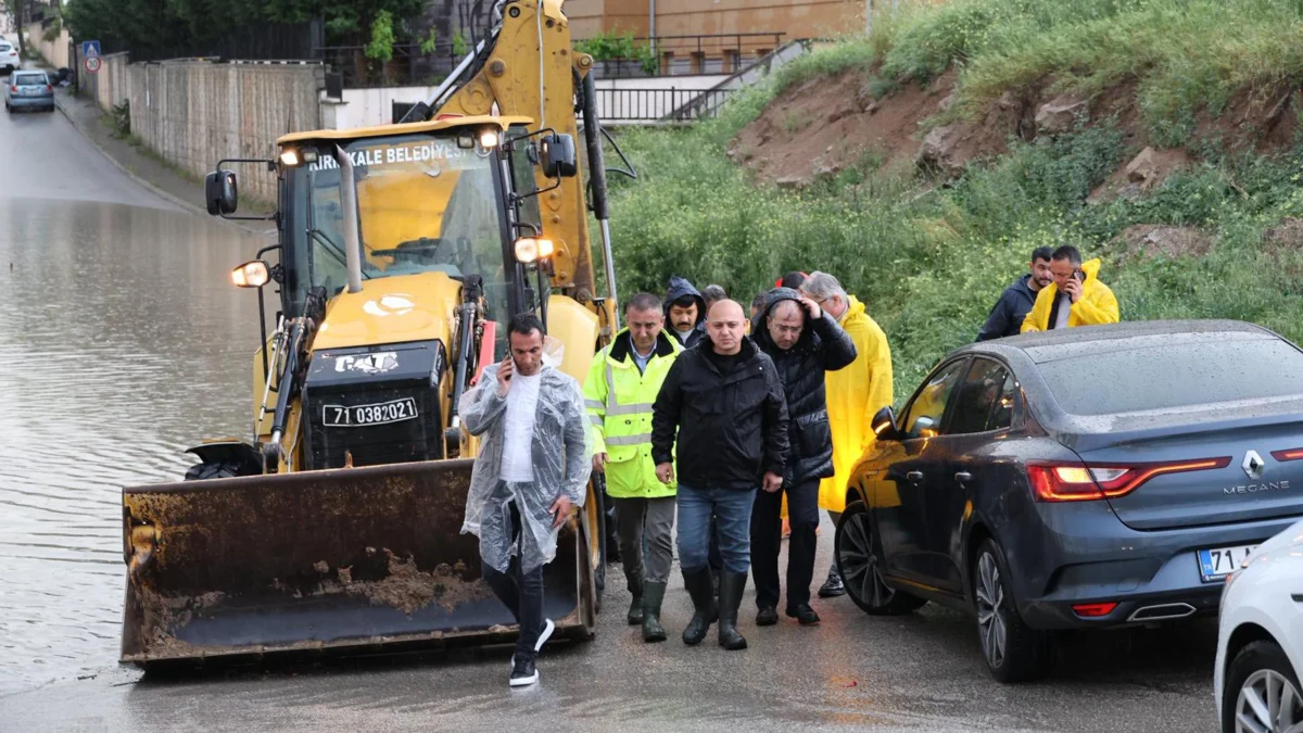 Kırıkkale’de Sağanak Yağış Hayatı Felç Etti: Belediye Ekipleri Seferber Oldu!