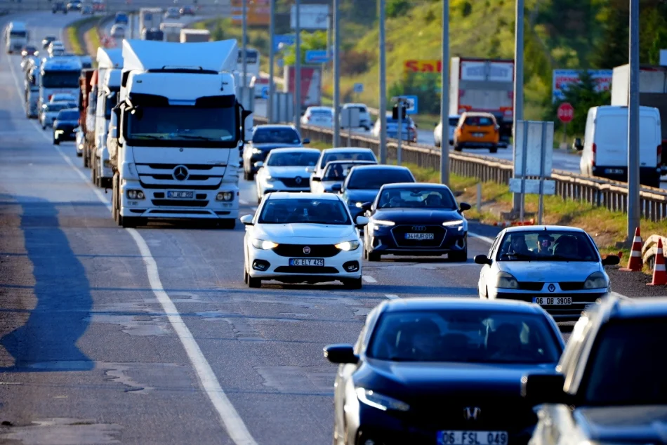Kırıkkale’de Bayram Tatili Yoğunluğu Başladı: 43 İlin Geçiş Güzergahında Trafik Akışı Hareketlendi