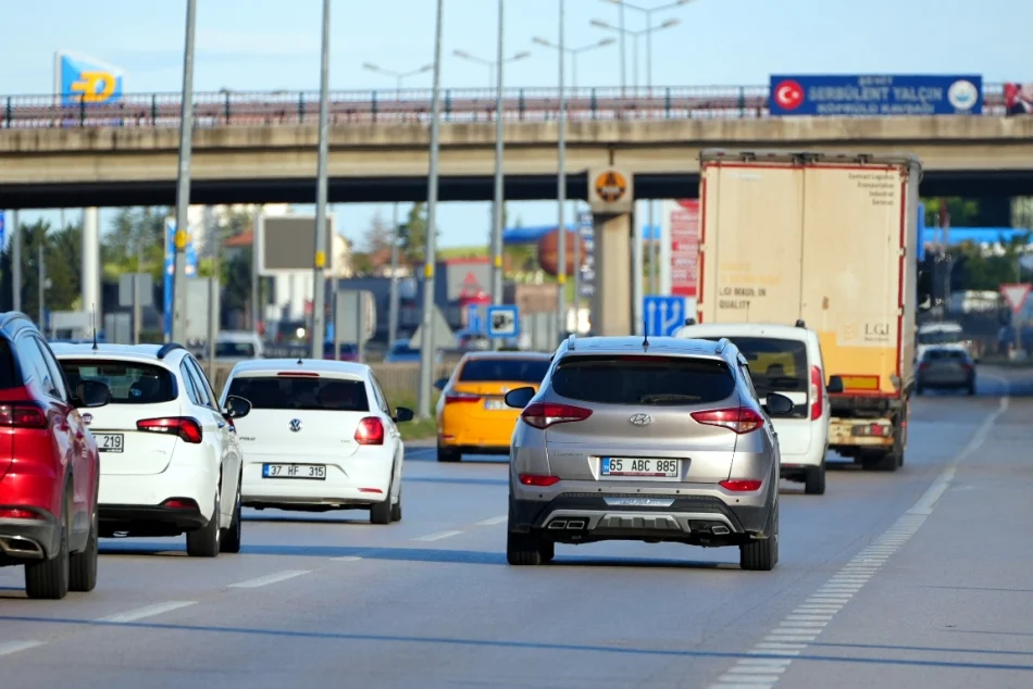 Kırıkkale’de Bayram Tatili Yoğunluğu Başladı: 43 İlin Geçiş Güzergahında Trafik Akışı Hareketlendi