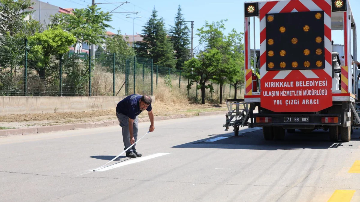 Kırıkkale Belediyesi’nden Trafikte Güvenlik Hamlesi: Yol Çizgileri Yenileniyor