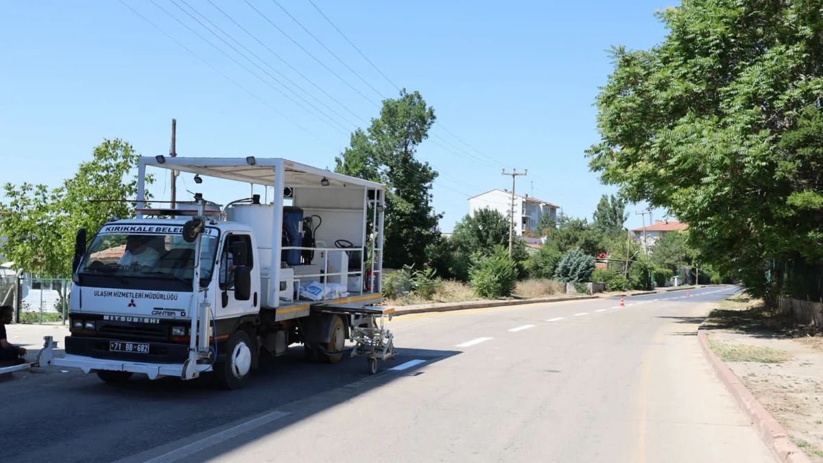 Kırıkkale Belediyesi’nden Trafikte Güvenlik Hamlesi: Yol Çizgileri Yenileniyor