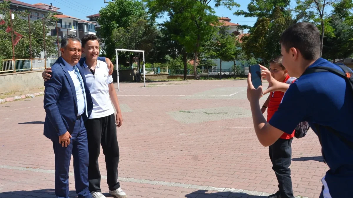 Kırıkkale İl Milli Eğitim Müdürü Rahmi Güney’den Okul Ziyareti: Öğrencilerle Samimi Buluşma