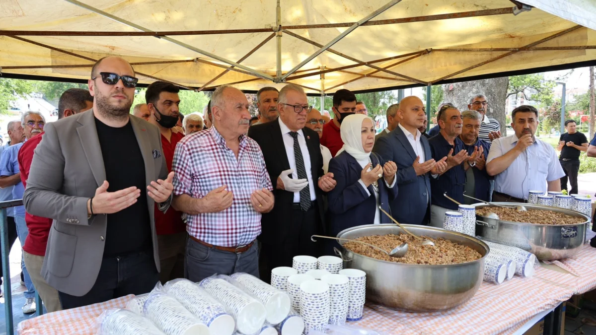 Kırıkkale’de Aşure Geleneği Yaşatıldı: Başkan Ahmet Önal Vatandaşlara İkramda Bulundu