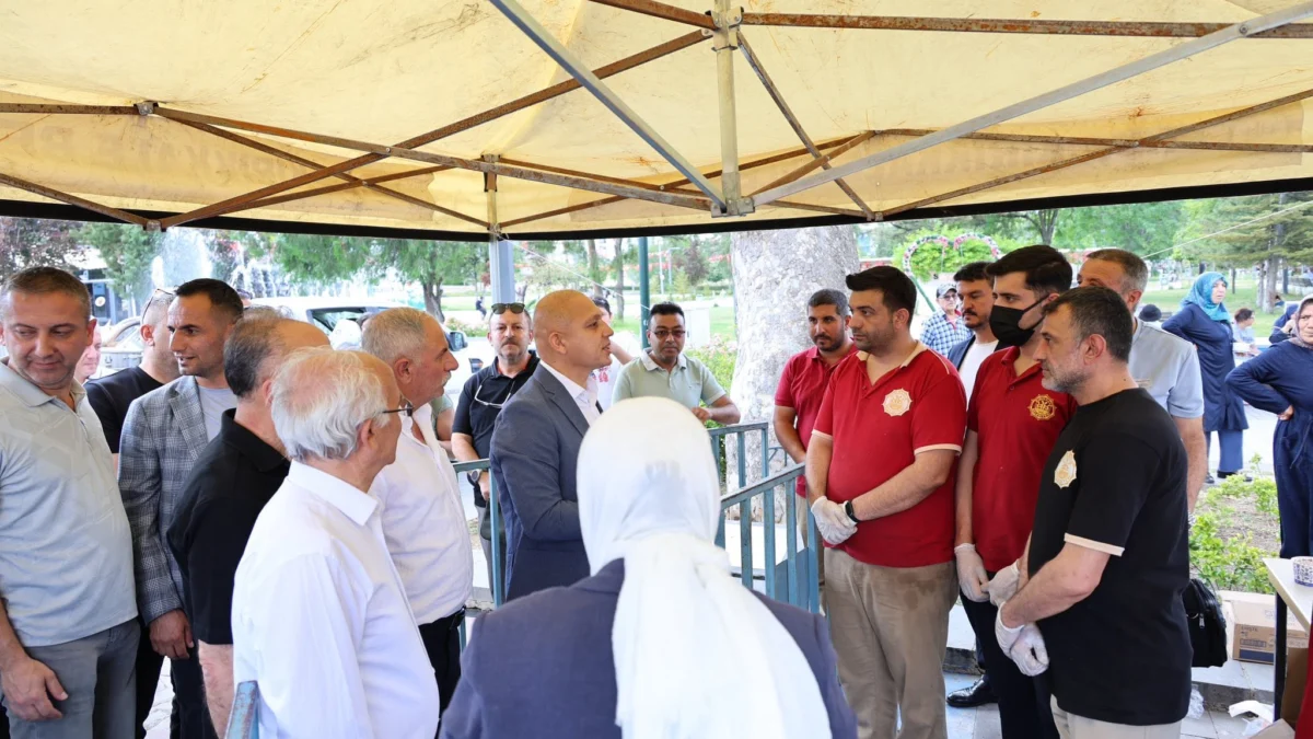 Kırıkkale’de Aşure Geleneği Yaşatıldı: Başkan Ahmet Önal Vatandaşlara İkramda Bulundu