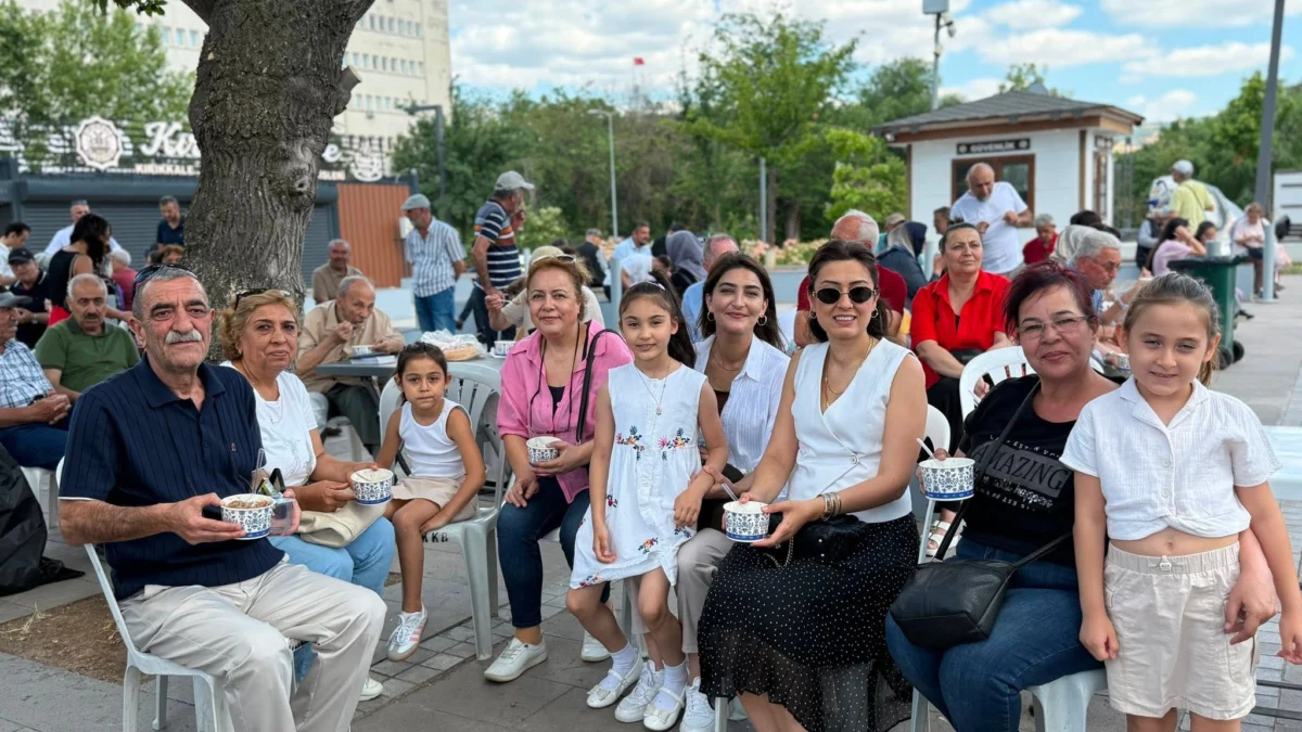 Kırıkkale’de Aşure Geleneği Yaşatıldı: Başkan Ahmet Önal Vatandaşlara İkramda Bulundu